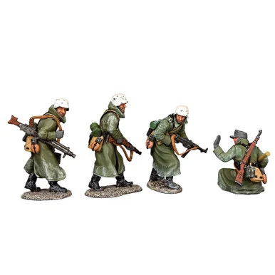 4-Piece German Advancing Through the Snow 1/30 Figure Set