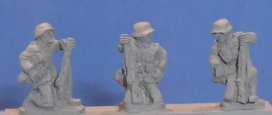 PIG080672 - GERMAN EW RIFLES KNEELING