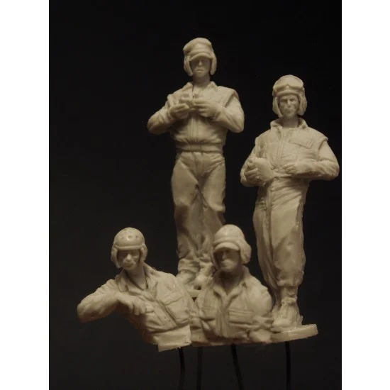 AC Models 35035 1/35 US Army Pershing Tank Crew Set in Korea (2 full and 2 half figures) - Model Figures