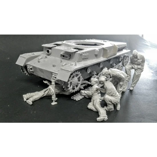 AC Models 35056 1/35 German Maintenance Crew at Work (5 figures, spare wheels & jack) - Model Figures