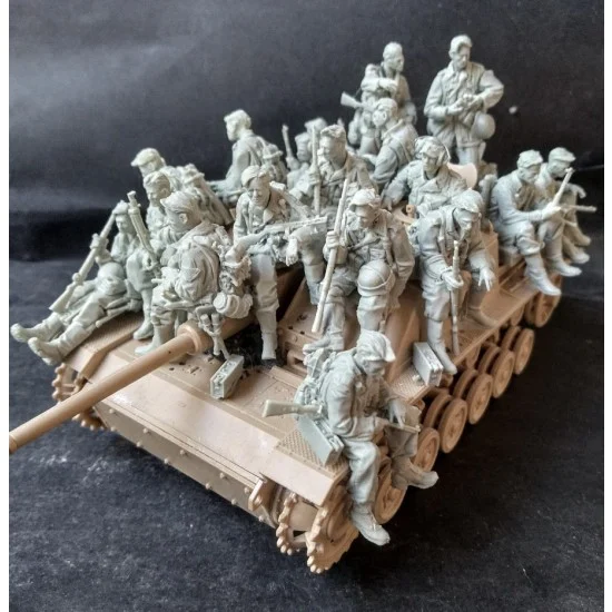 AC Models 35075 1/35 German Panzergrenadiers Riding on a StuG Assault Gun (21 figures) - Model Figures