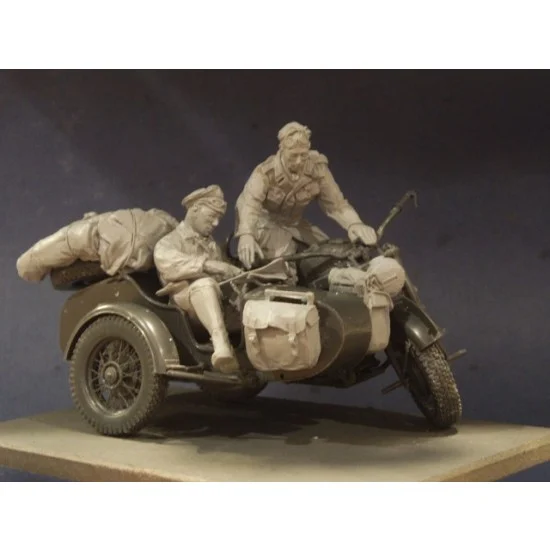 AC Models 75001 1/24 (75mm) WWII German Zundapp Riders (2 Resin Figures+Saddlebags) - Model Figures