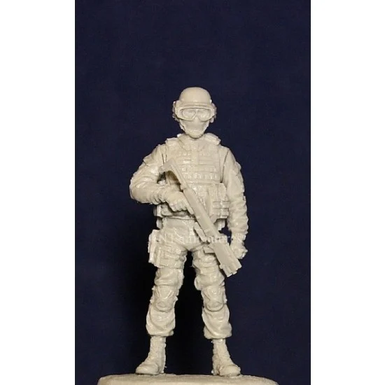 ANT Miniatures 35-101 1/35 Russian Spetsnaz Officer with Corner Shot (1 figure)