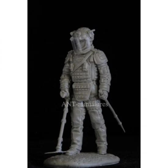 ANT Miniatures 35-130 1/35 Russian Engineer 2016
