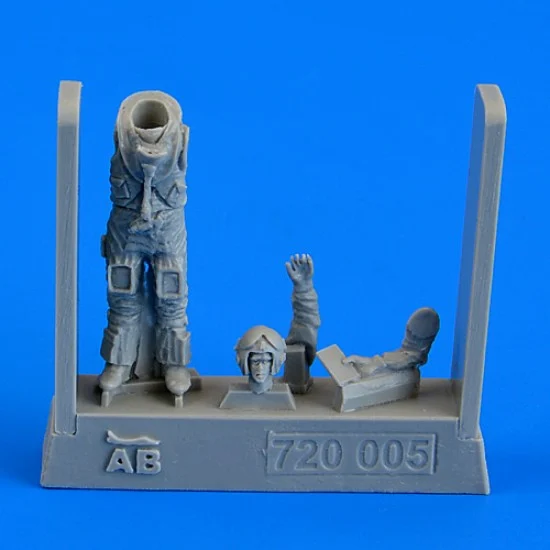 Aerobonus 720005 1/72 British Sea Harrier Pilot in Falkland War 1982 (1 Resin Pilot) - Model Planes