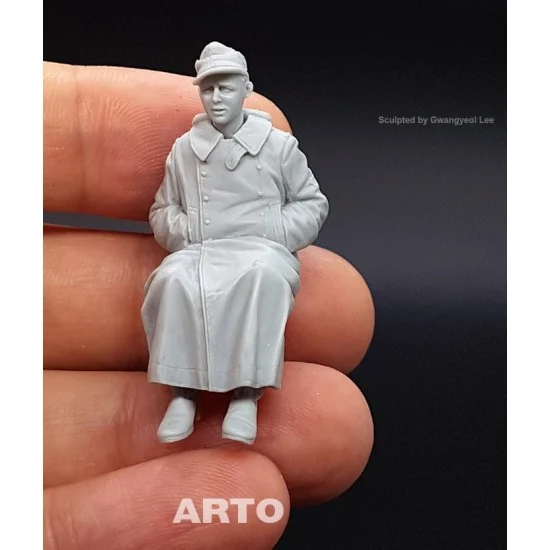 ARTO production 35024 1/35 Perched Loader Sitting - Model Figures