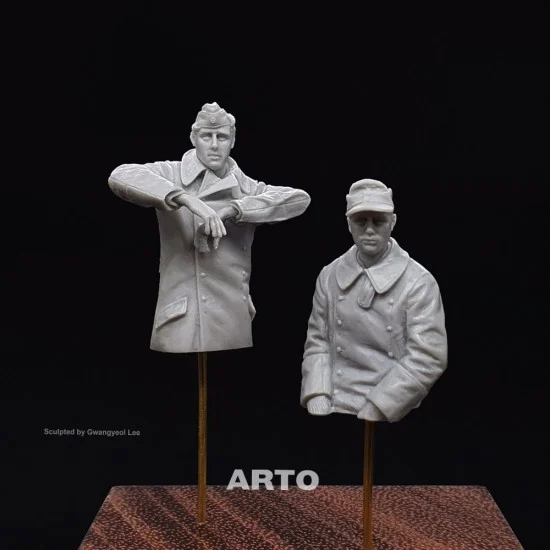 ARTO production 35025 1/35 s.SS-Pz.Abt.501 Tiger-II Radio Operator and Driver