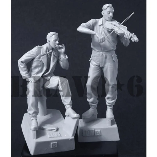 Bravo6 35107 1/35 German Tankers "Lili Marleen" (2 figures with photoetch) - Model Figures