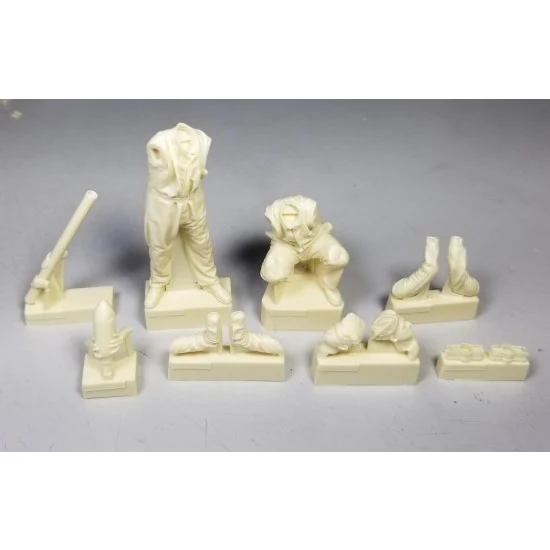 Barracuda BR-24271 1/24 WWII RAF Ground Crew Assembling Rocket (2 figures)