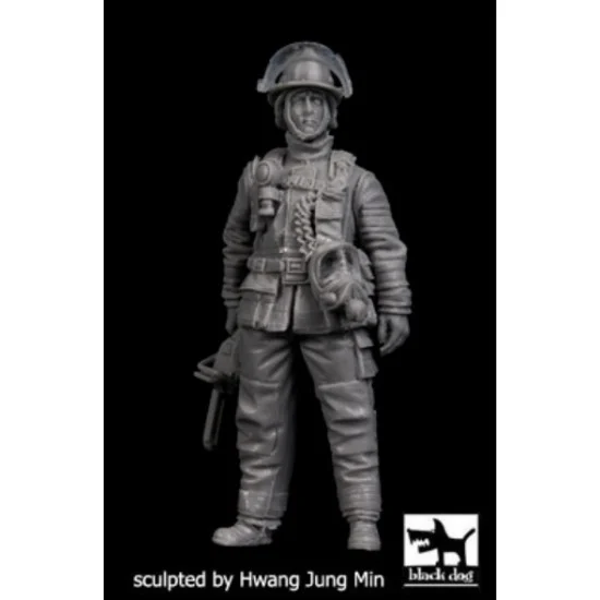 Black Dog F35148 1/35 Fireman No.2 (1 figure) - Model Figures