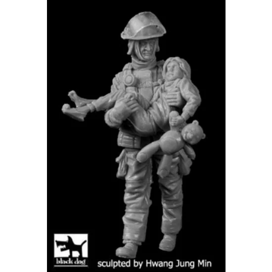 Black Dog F35164 1/35 Fireman with Child No.5 (2 Figures) - Model Figures