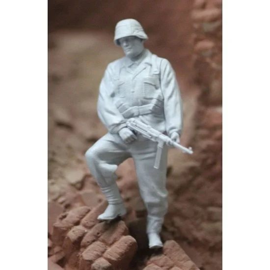 Bolddivision 35023 1/35 SS Soldier Waiting - Model Figures