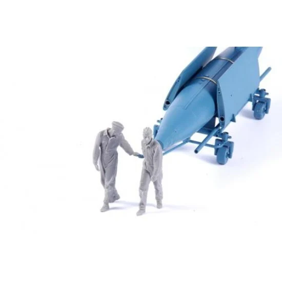 CMK F32356 1/32 Luftwaffe Ground Crew Pulling V1 on Trolley - Model Figures