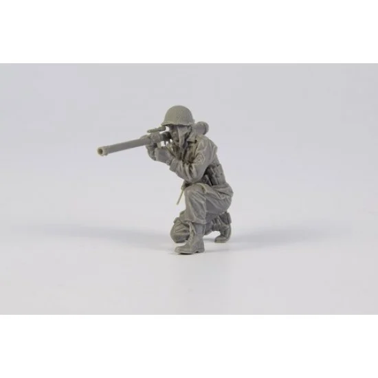CMK F35338 1/35 Late WWII / Korean War US Soldier with M18 57mm Recoilless Rifle (Bazooka) - Model Figures