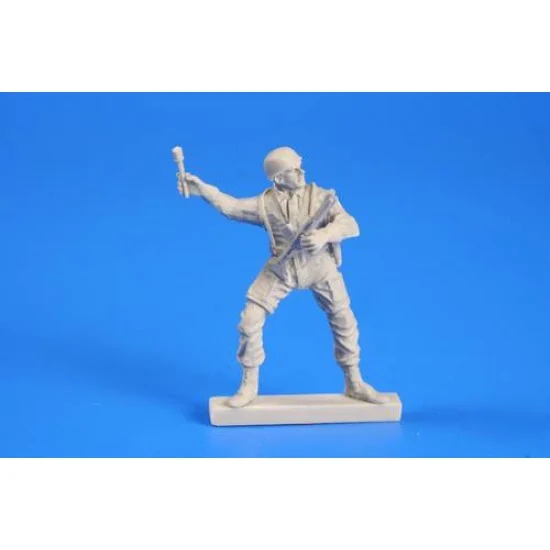 CMK F48269 1/48 WWII German Paratroops with FG-42