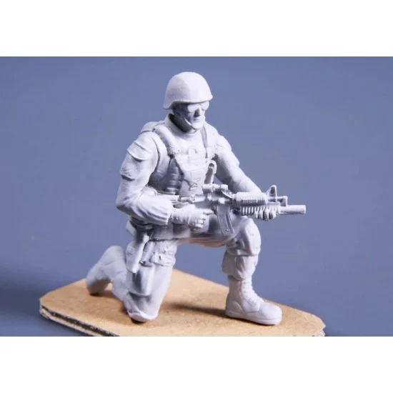 CMK F48331 1/48 Kneeling Soldier (on right knee), US Army Infantry Squad 2nd Division - Model Figures