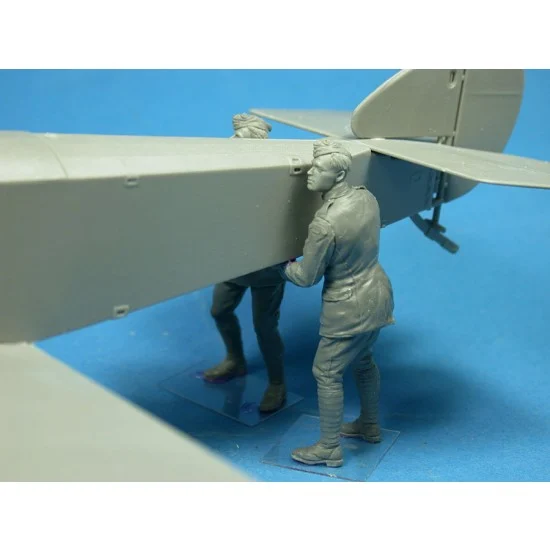Copper State F32-023 1/32 RFC Air Mechanics Lifting The Tail (2 figures)