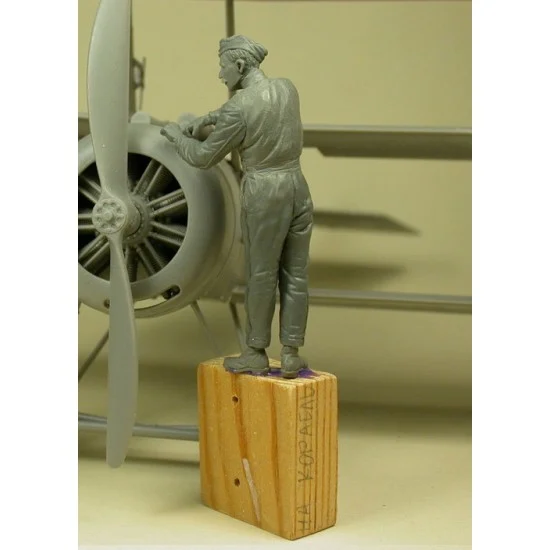 Copper State F32-025 1/32 RFC Air Mechanic Repairing