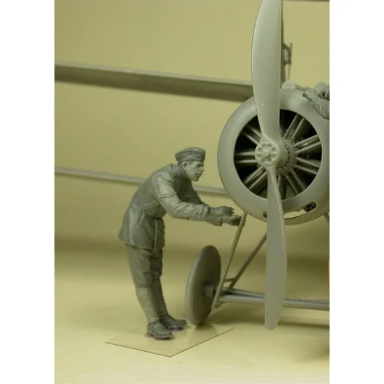 Copper State F32-026 1/32 RFC Air Mechanic Checking Aeroplane