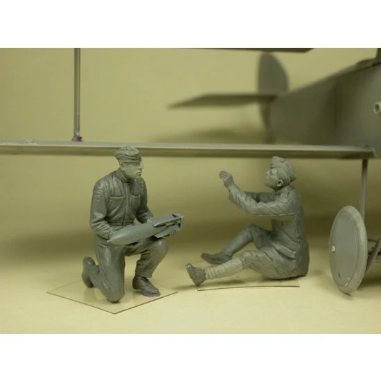 Copper State F32-028 1/32 RFC Air Mechanics Installing Bombs (2 figures)