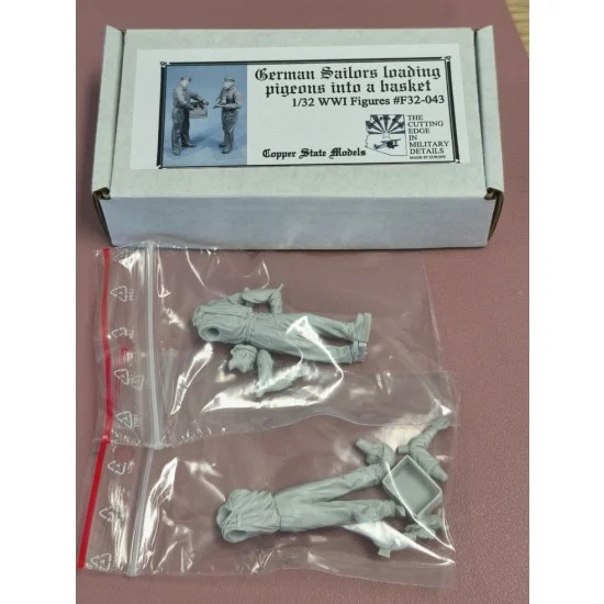 Copper State F32-043 1/32 Germam Seilors With Pigeons (2 figures)