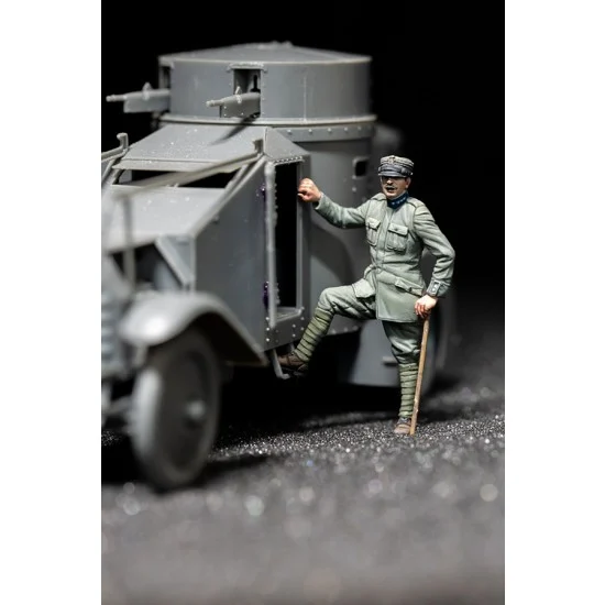 Copper State F35-023 1/35 Italian Armoured Car Officer Getting Inside