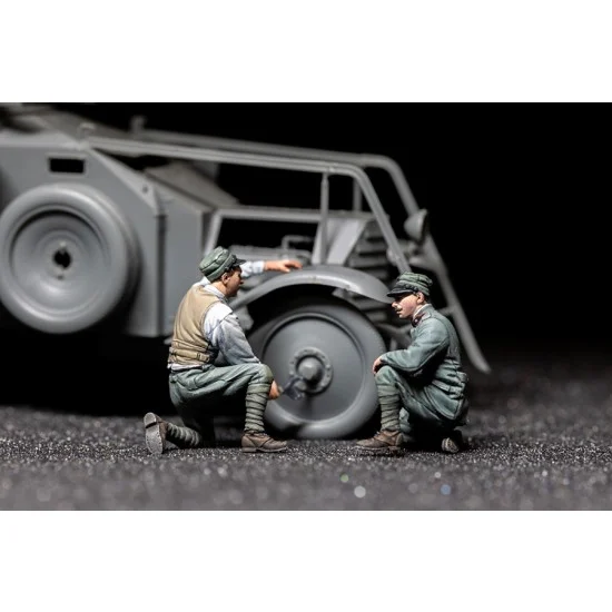 Copper State F35-025 1/35 Italian Armoured Car Crew Changing Tyre (2 figures)