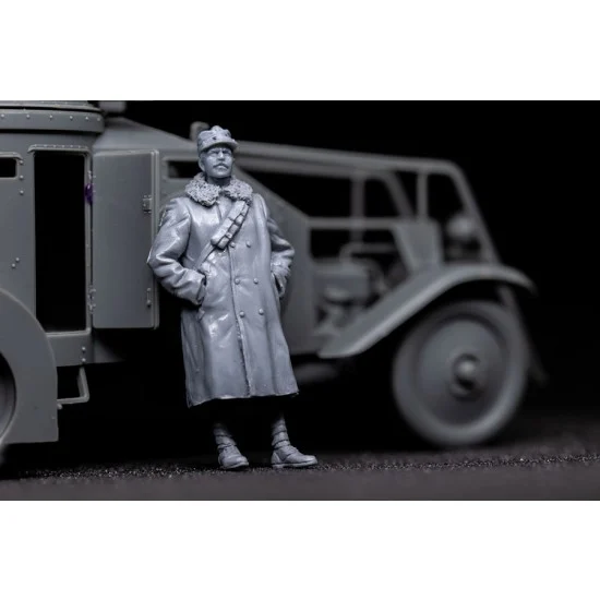 Copper State F35-026 1/35 Italian Armoured Car Officer In Fur Greatcoat