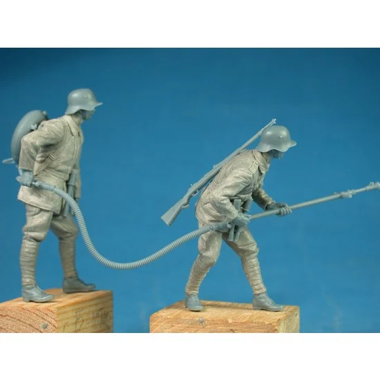 Copper State F35-045 1/35 German Freikorps Flamethrower Squad (2 figures)