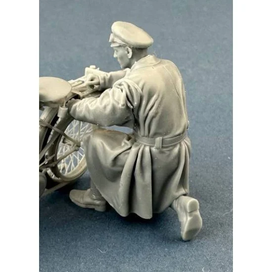 Copper State F35-058 1/35 British Dispatch Rider Checking Motorcycle
