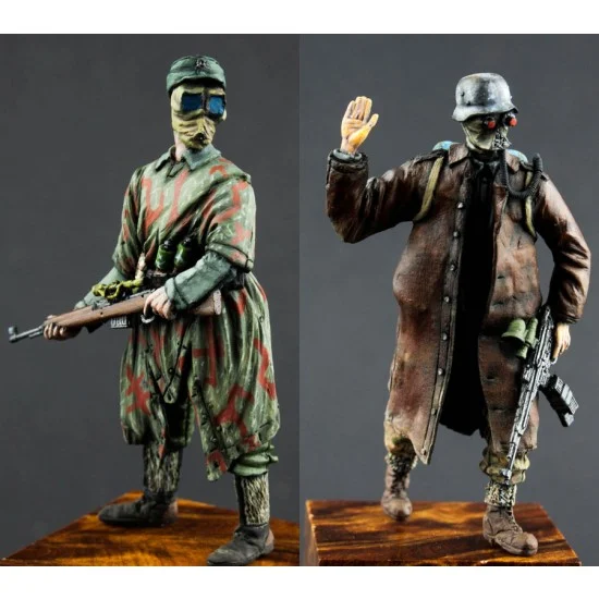 Custom Scales F-004 1/35 German Sniper & Scout in Street Fighting 1946 (2 figures)