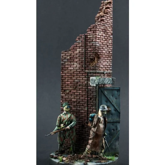 Custom Scales F-005 1/35 German Sniper & Scout in Street Fighting 1946 (diorama base & 2 figures)