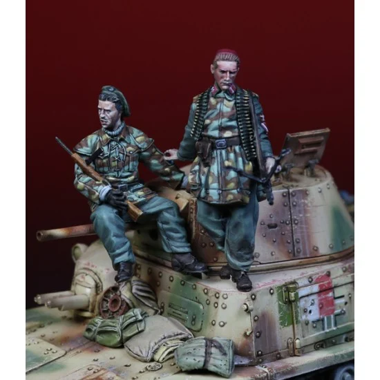 Darius Miniatures F35022 1/35 Italian Soldiers - European Front 1944 (2 figures)