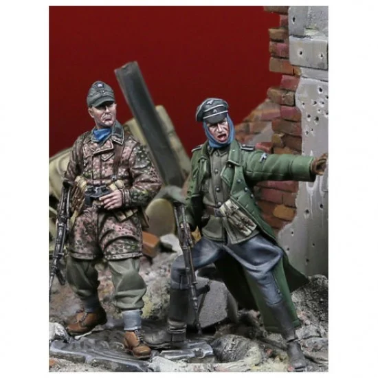 Darius Miniatures F35047 1/35 SS In Action (2 figures) - Model Figures