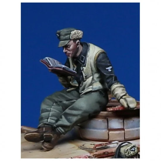 Darius Miniatures F35061 1/35 Tanker Reading The Bible - Model Figures