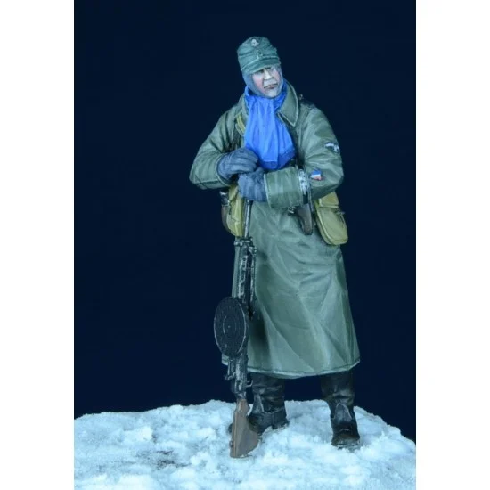 D-Day Miniature 35004 1/35 SS Grenadier with Degtyarev MG, Eastern Front, Winter 1943-1945 (1 figure)