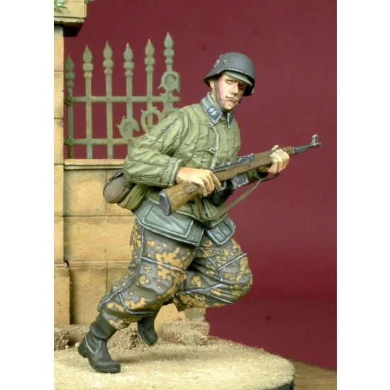 D-Day Miniature 35051 1/35 Running WSS Grenadier in Telogreika 1943-1945 (1 Figure)