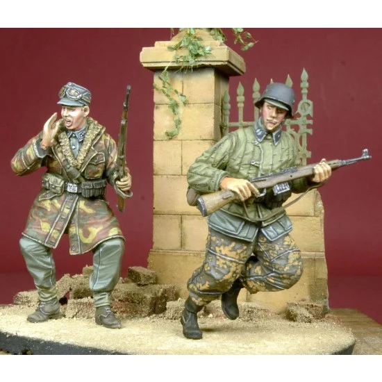 D-Day Miniature 35052 1/35 WSS Soldiers in Action 1944-1945 (2 Figures)