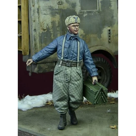 D-Day Miniature 35068 1/35 WWII Luftwaffe Mechanic in Winter 1942-1945 (1 Figure)