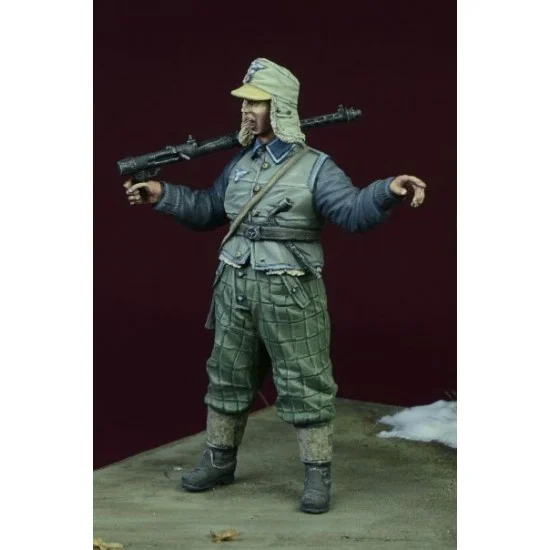 D-Day Miniature 35069 1/35 WWII Luftwaffe Mechanic Supervisor in Winter 1942-1945 (1 Figure)