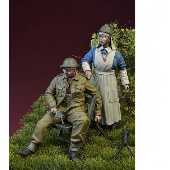 D-Day Miniature 35134 1/35 WWII Belgian Nurse w/Wounded BEF Soldier (2 figures)