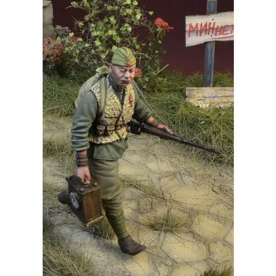D-Day Miniature 35163 1/35 Soviet Trooper 1 "Time Collector?" 1944-46