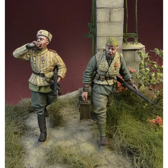 D-Day Miniature 35165 1/35 Soviet Troopers Europe 1944-46 (2 figures)