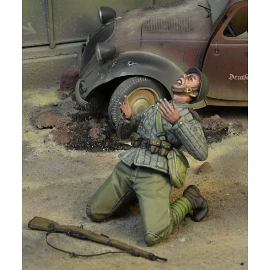 D-Day Miniature 35177 1/35 Dying Soviet Trooper, Berlin 45