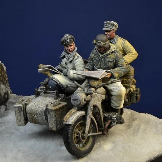 D-Day Miniature 35187 1/35 Waffen SS Motorcycle Crew, Hungary, Winter 1945