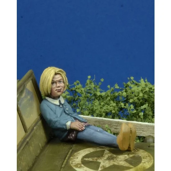 D-Day Miniature 35215 1/35 Small Dutch Girl 1930-40s