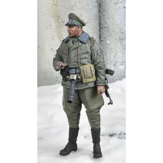 D-Day Miniature 35222 1/35 East German Border Troops Officer Winter 1970-80's