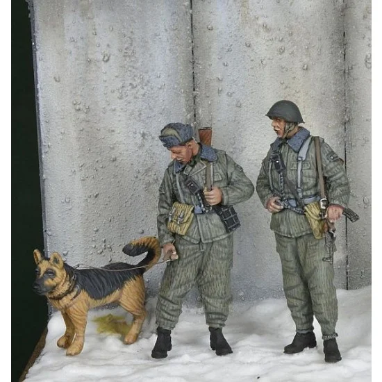 D-Day Miniature 35227 1/35 East German Border Troopers with Dog Winter 1970-80's