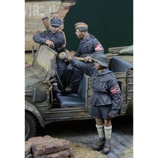 D-Day Miniature 35237 1/35 Hitlerjugend Boys for Kubelwagen Germany 1945