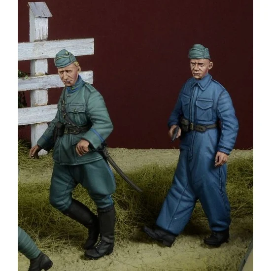 D-Day Miniature 35262 1/35 Dutch NCO and Armoured Car Crewman Walking 1940